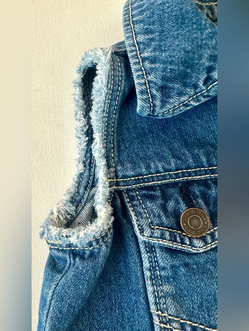GAP girl’s Denim vest. frayed sleeveless edges, chest flap pocket.  Size 4T.